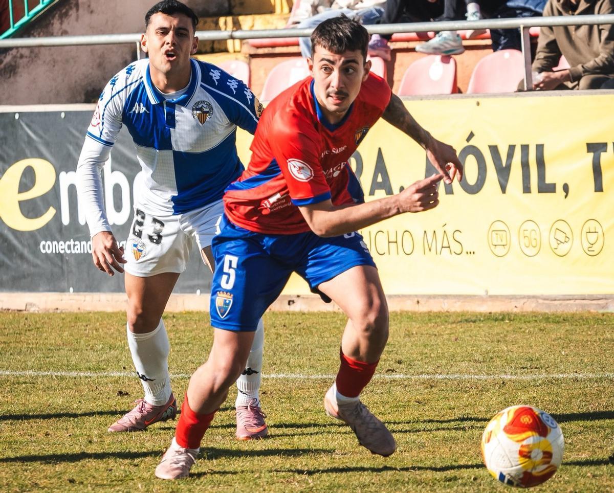 Goyo Medina, del Teruel, conduce el balón en el partido en casa ante el Sabadell.