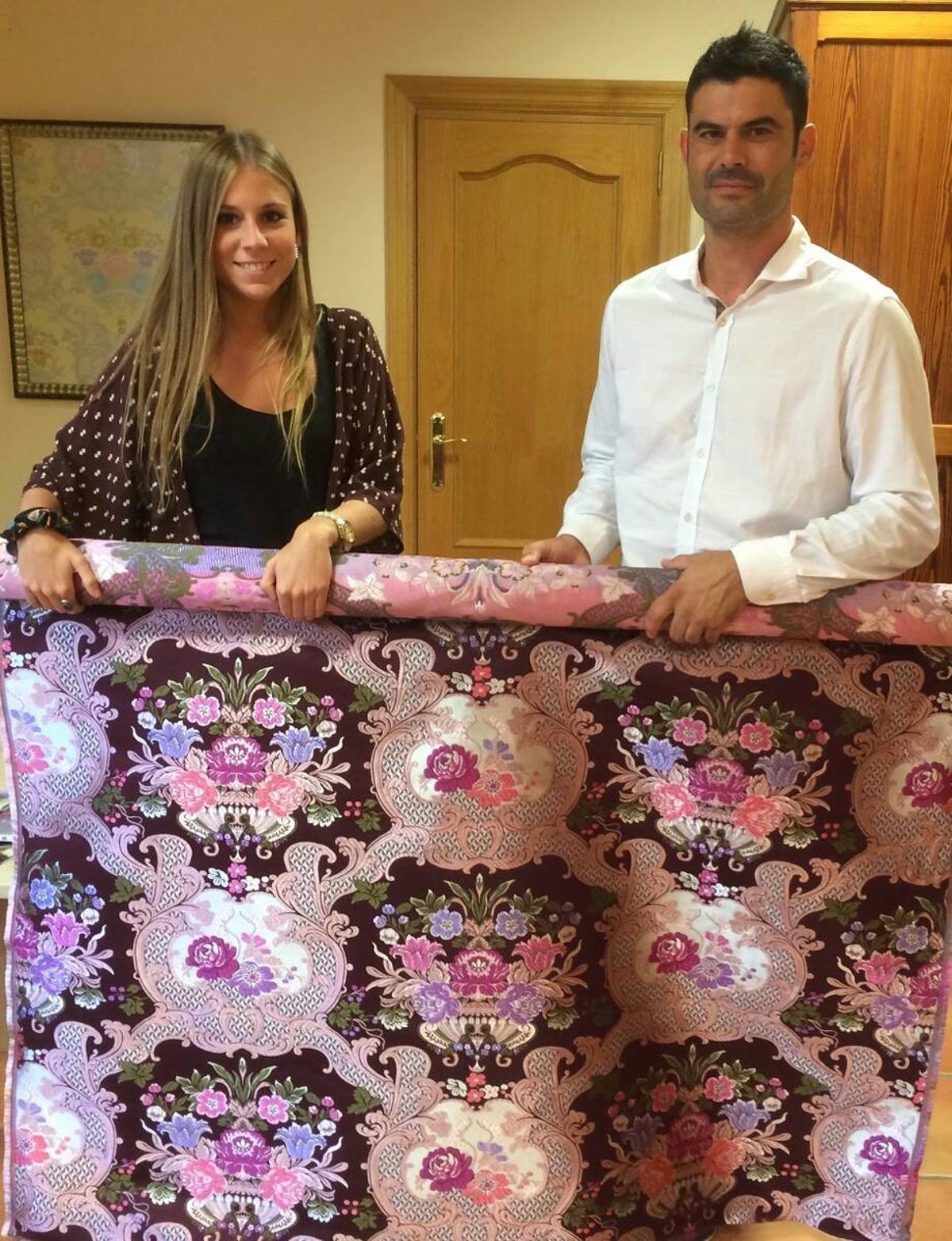 Clara Romero Ibernón, fallera mayor 2016, engamado de carmines y violetas sobre un fondo tinto. Clara Romero Ibernón, fallera mayor 2016, engamado de carmines y violetas sobre un fondo tinto.