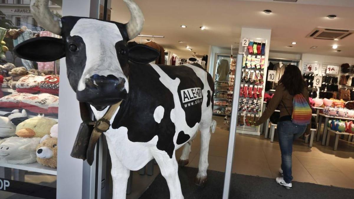 Una de las tiendas de Ale-Hop, con la popular vaca que es su emblema.