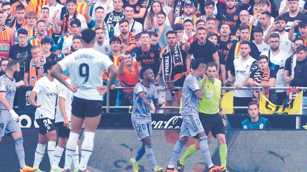 El futbolista del Madrid dejó muchas muestras de su poca clase en Mestalla el curso pasado