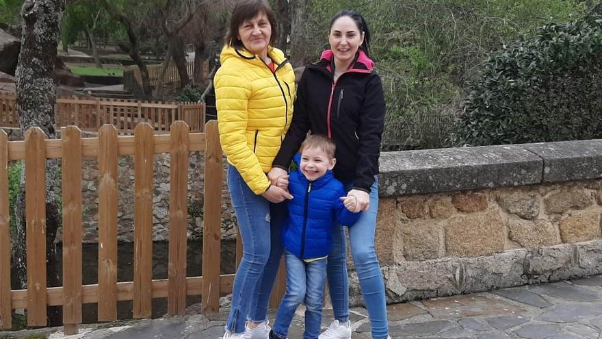 La familia ucraniana de Hanna, con su madre y su hijo, en el parque de Los Pinos.