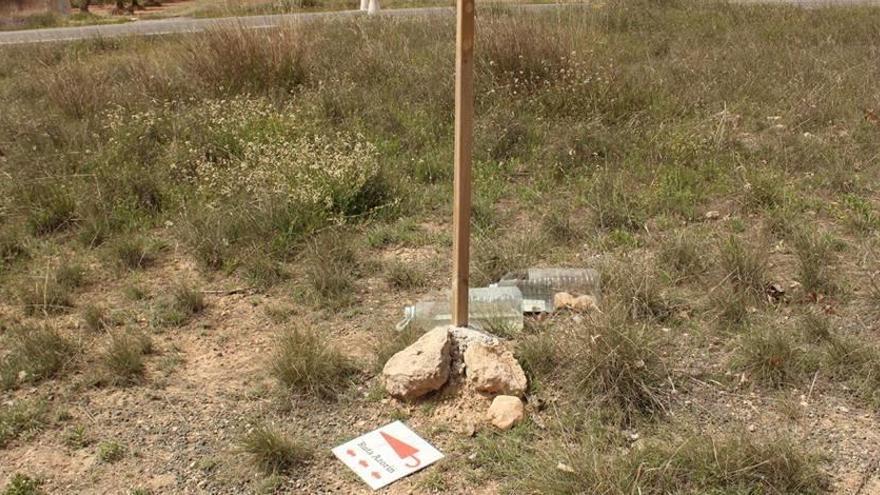 Los carteles que indicaban el itinerario de la ruta están tirados por los suelos.