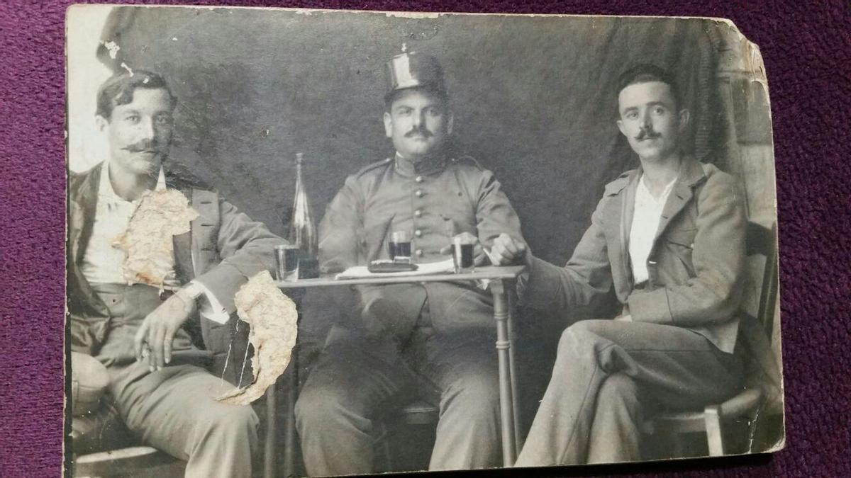 Mi bisabuelo Faustino Olmos, en el centro, desaparecido en el frente en 1936.