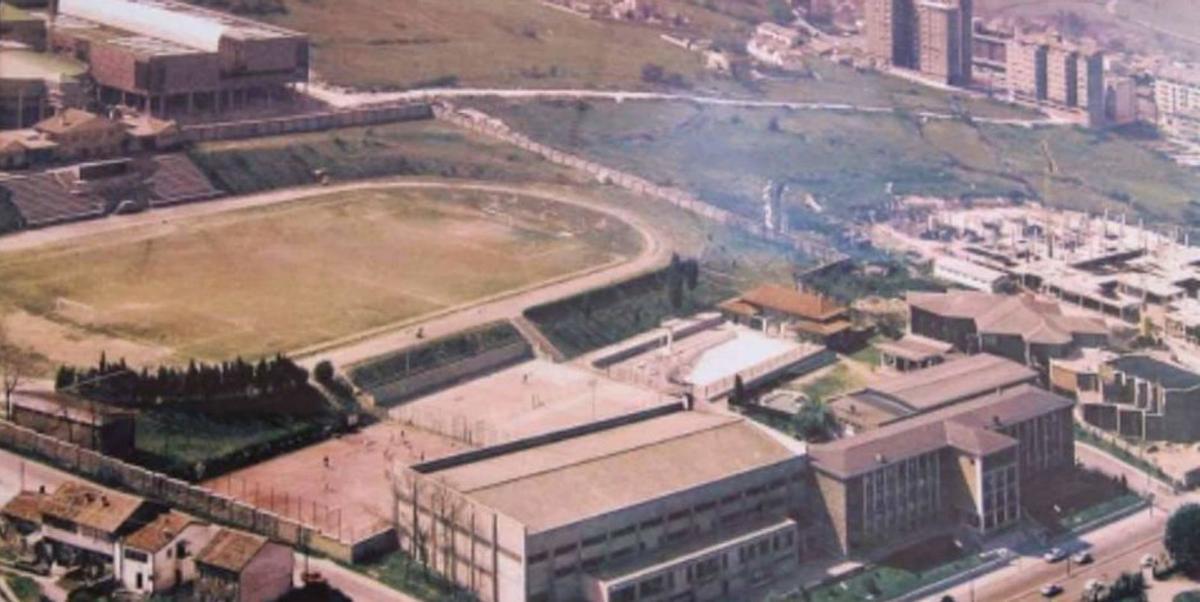 A la izquierda, la emblemática piscina de trampolines del Cristo. A la derecha, una vista aérea de las instalaciones del Estadio de la Juventud, con la facultad de Económicas ya construida.