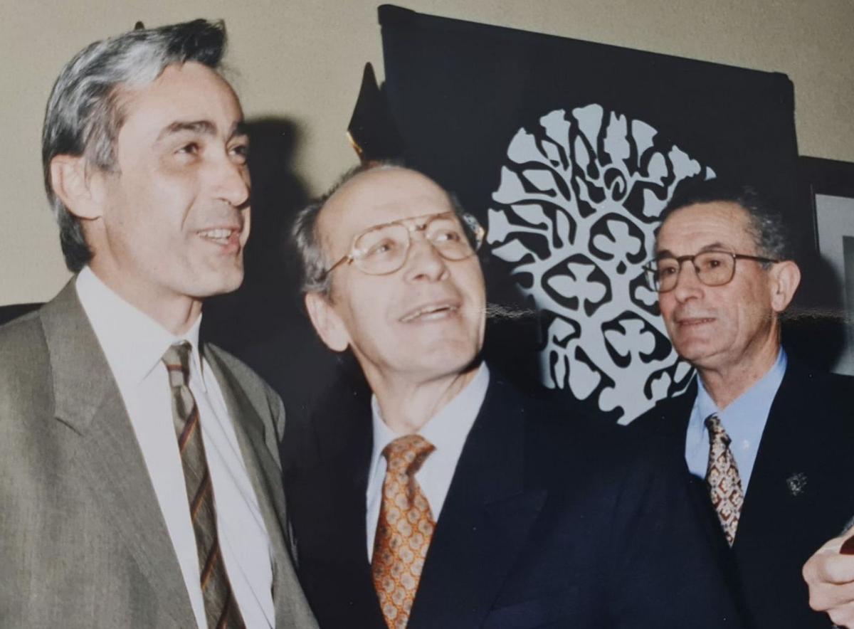 A la izquierda, Mariví Mateos, una de las investigadoras premiadas por la Fundación, con el presidente, Nicanor Santos Rafael. Debajo, en doctor José Miguel Diego (centro) y Florentino Mangas (derecha) el día en que se presentó en sociedad la Fundación. |