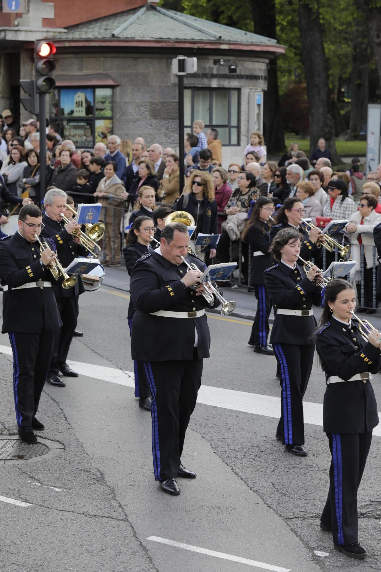 La procesión intergeneracional del Santo Entierro emociona Oviedo