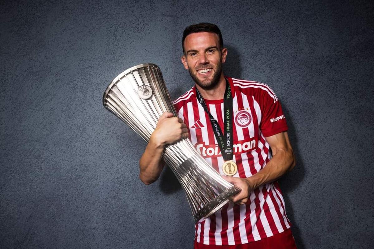 Quini, con la copa de campeón de la Conference League 2024 lograda con el Olympiacos griego.
