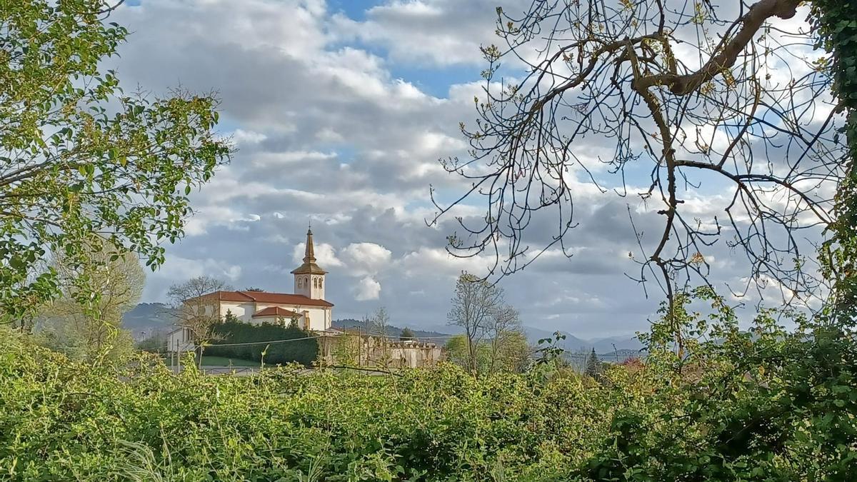 Vista de la iglesia de San Cucao desde una zona próxima a Villanueva.