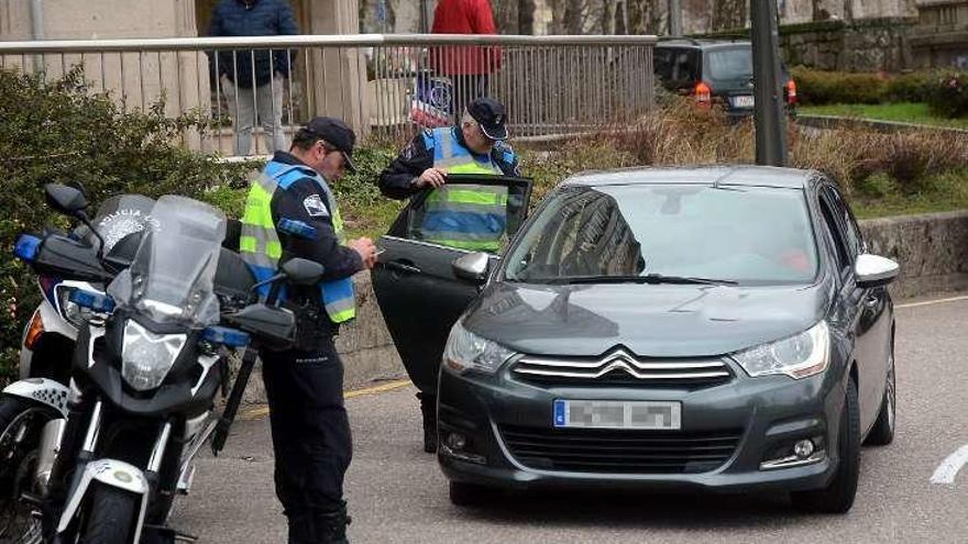 Dos agentes, en uno de los controles de ayer. // R. V.