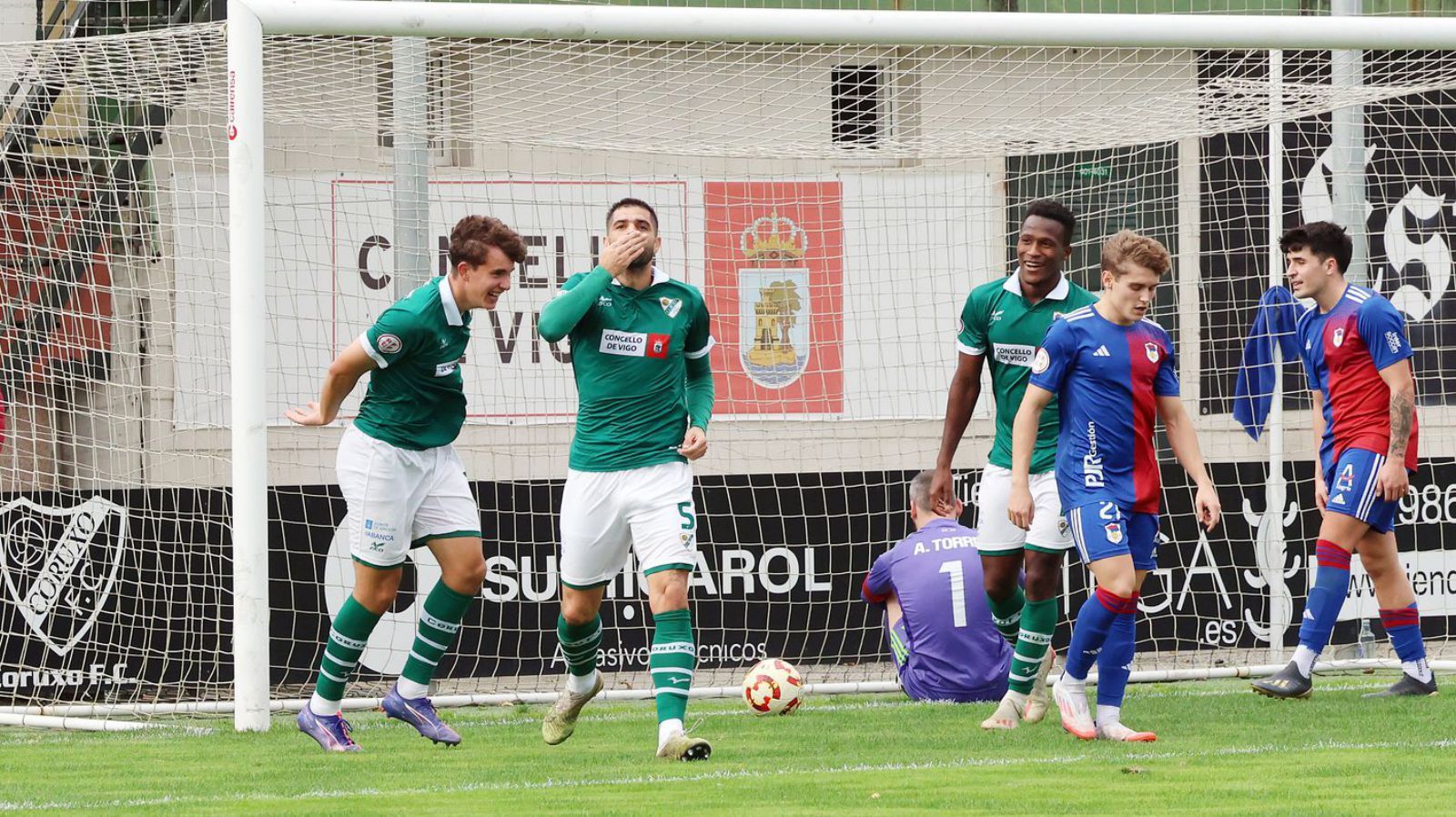 Andriu, del Coruxo, celebra su gol, el tercero, en la victoria sobre el Langreo en O Vao