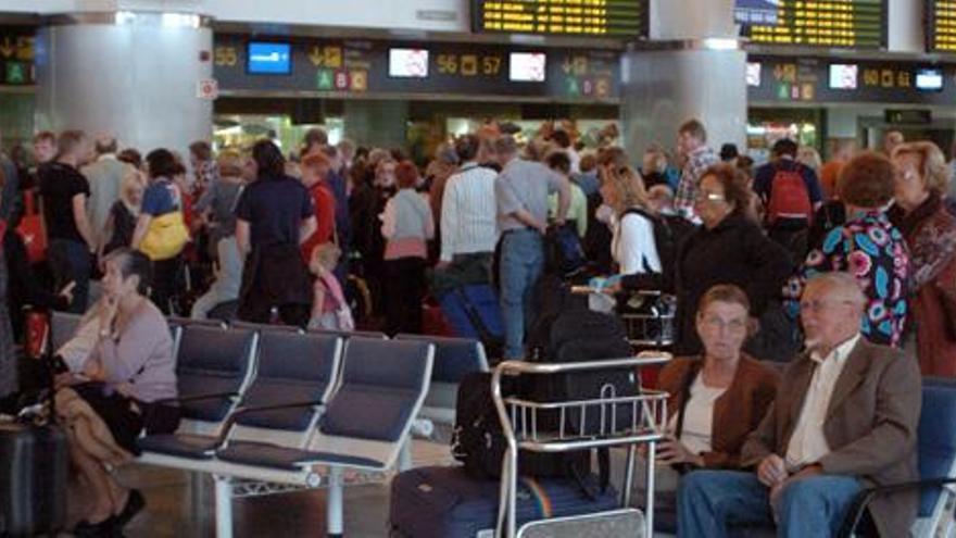 Decenas de personas llenaron ayer la sala de embarque del aeropuerto grancanario. i J.C. CASTRO