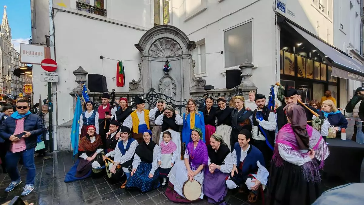 El Manneken Pis estrena traje vaqueiro, así luce la popular escultura que es todo un símbolo en la capital belga