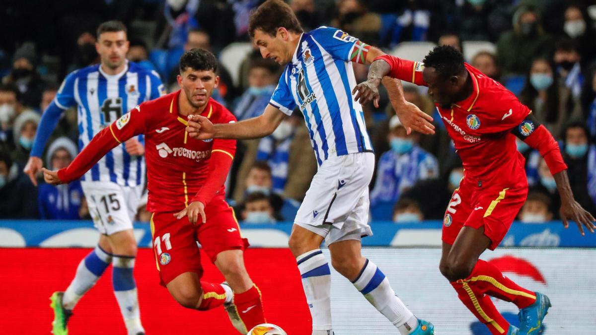 Oyarzabal, rodeado de rivales en una acción del Real Sociedad - Getafe,