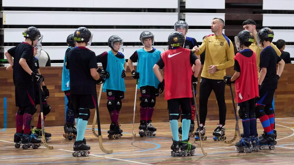 Panadero vuelve a ponerse los patines en una jornada con el hockey formativo