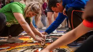 El trabajo conjunto mantiene vivas las alfombras por las calles de Aguere
