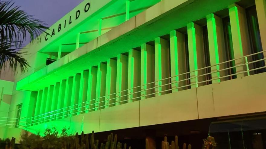 El Cabildo de Gran Canaria se ilumina de verde en apoyo a la lucha contra el cáncer