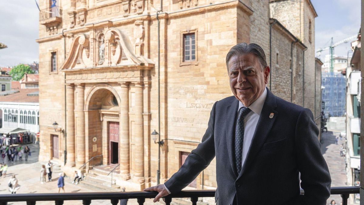Alfredo Canteli, asomado a la plaza  del Ayuntamiento desde la biblioteca  del edificio consistorial. | |  MARIO CANTELI