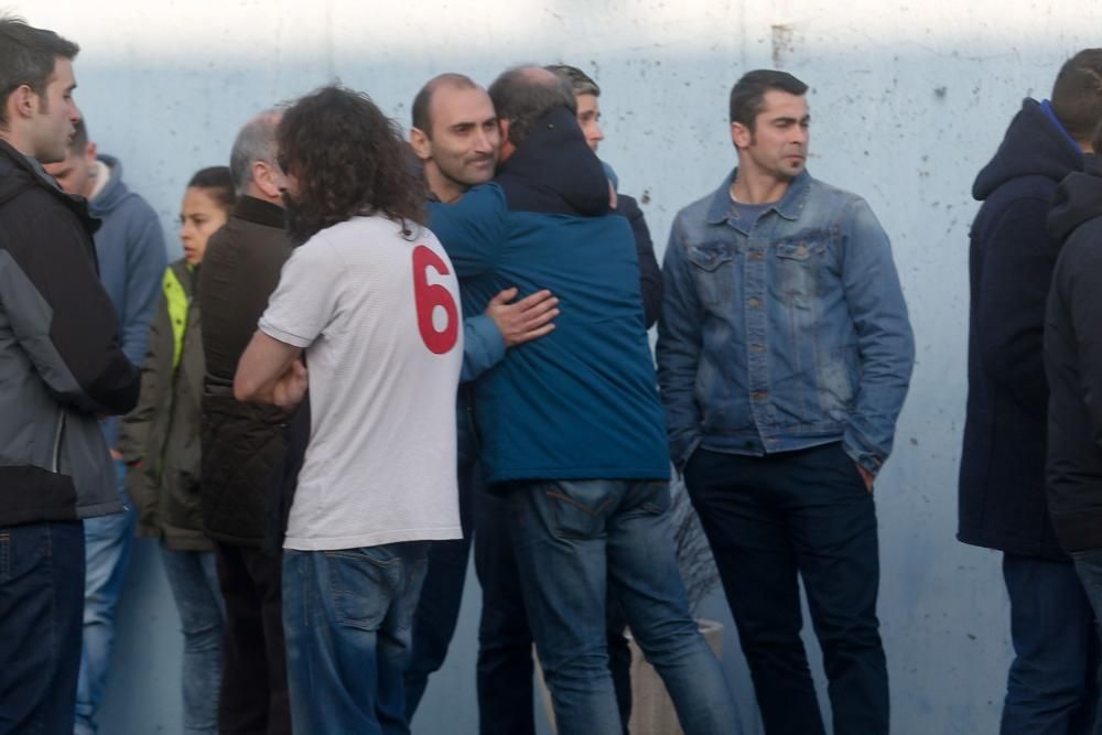 Asistentes al tanatorio de Avilés tras la muerte del jugador del Llaranes Hugo Suárez