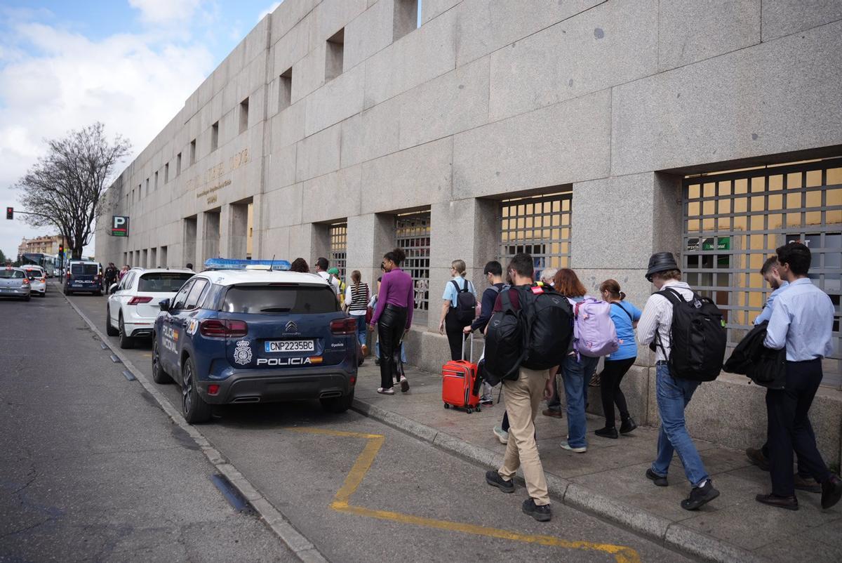 Viajeros regresan con sus maletas a la estación de autobuses de Córdoba tras el desalojo.