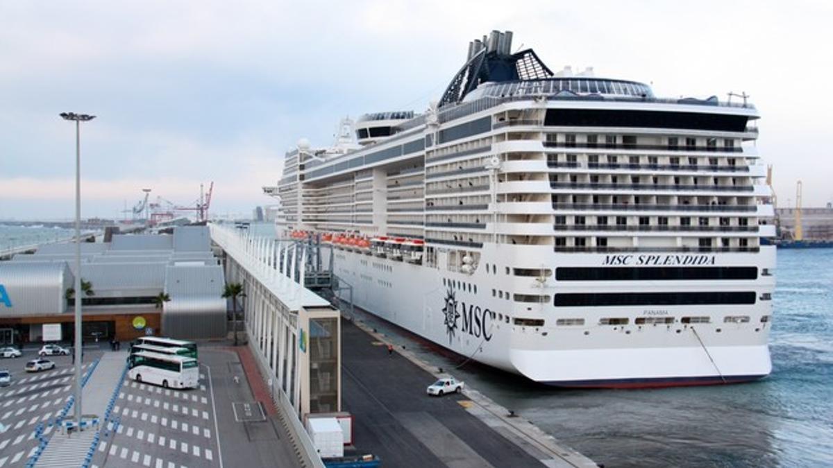 El 'Splendia' de MSC Cruceros, atracado en el puerto de Barcelona.