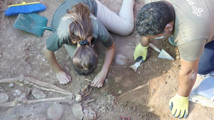El Ayuntamiento estudia si es posible exhumar una fosa común en el cementerio de San Rafael
