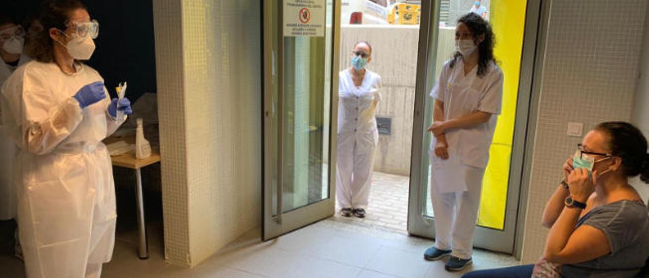 Realización de test PCR en el centro de salud de Alcaravaneras.