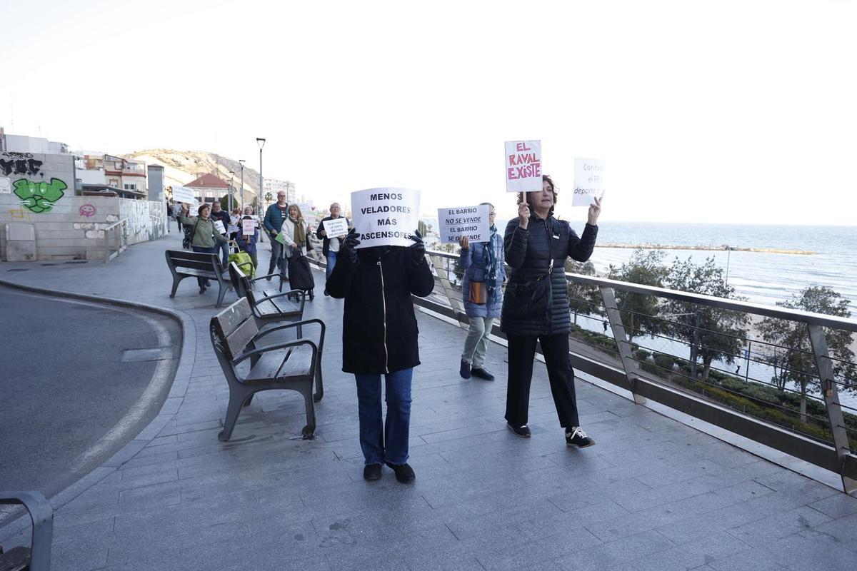 Los vecinos del Raval Roig de Alicante salen a la calle para reclamar ...