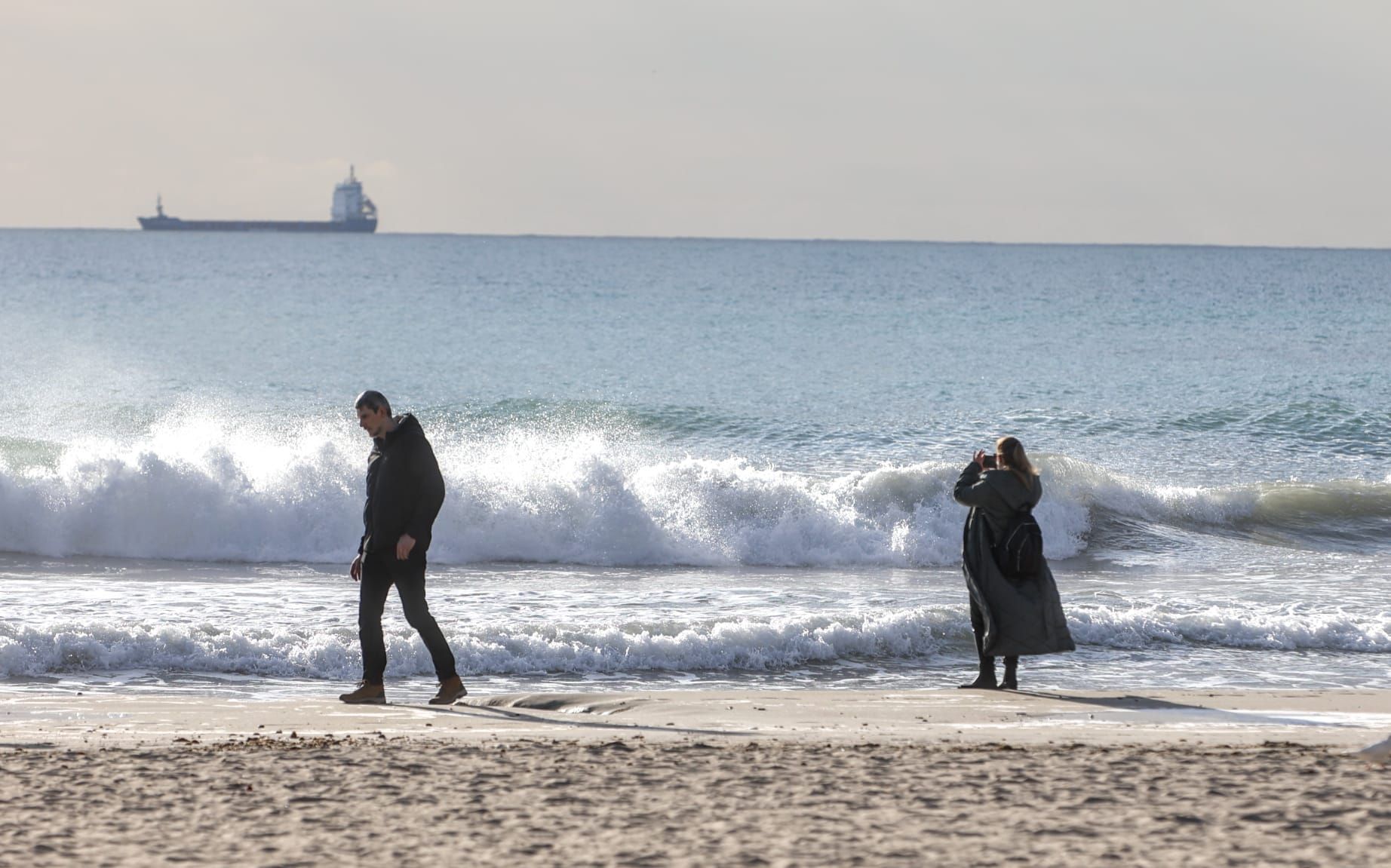 El temporal de Isaack golpea la playa del Postiguet de Alicante