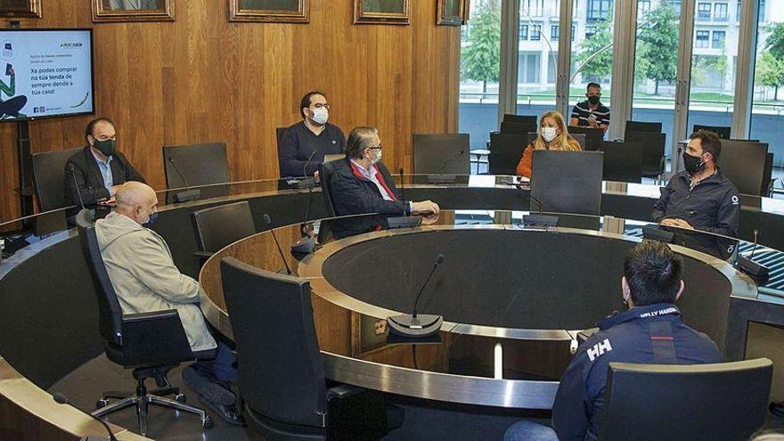 Páz Pérez, José Crespo, Daniel González, Karen Fernández y comerciantes y hosteleros, durante la presentación de la plataforma en el salón de plenos.