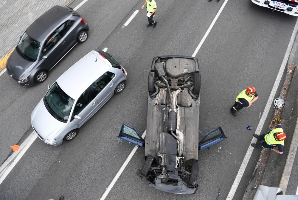 Aparatoso accidente de tráfico en Perillo