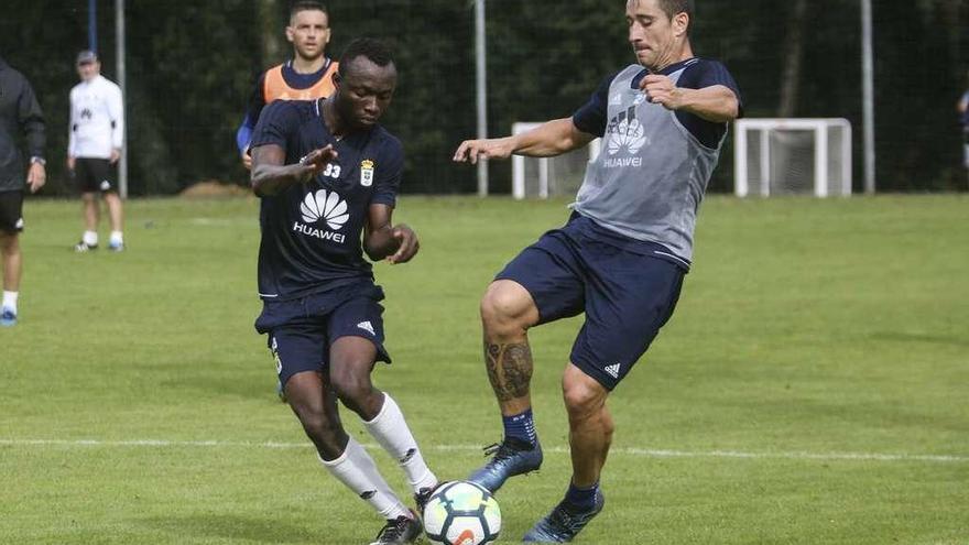 Owusu y Berjón pugnan por una pelota en un entrenamiento.