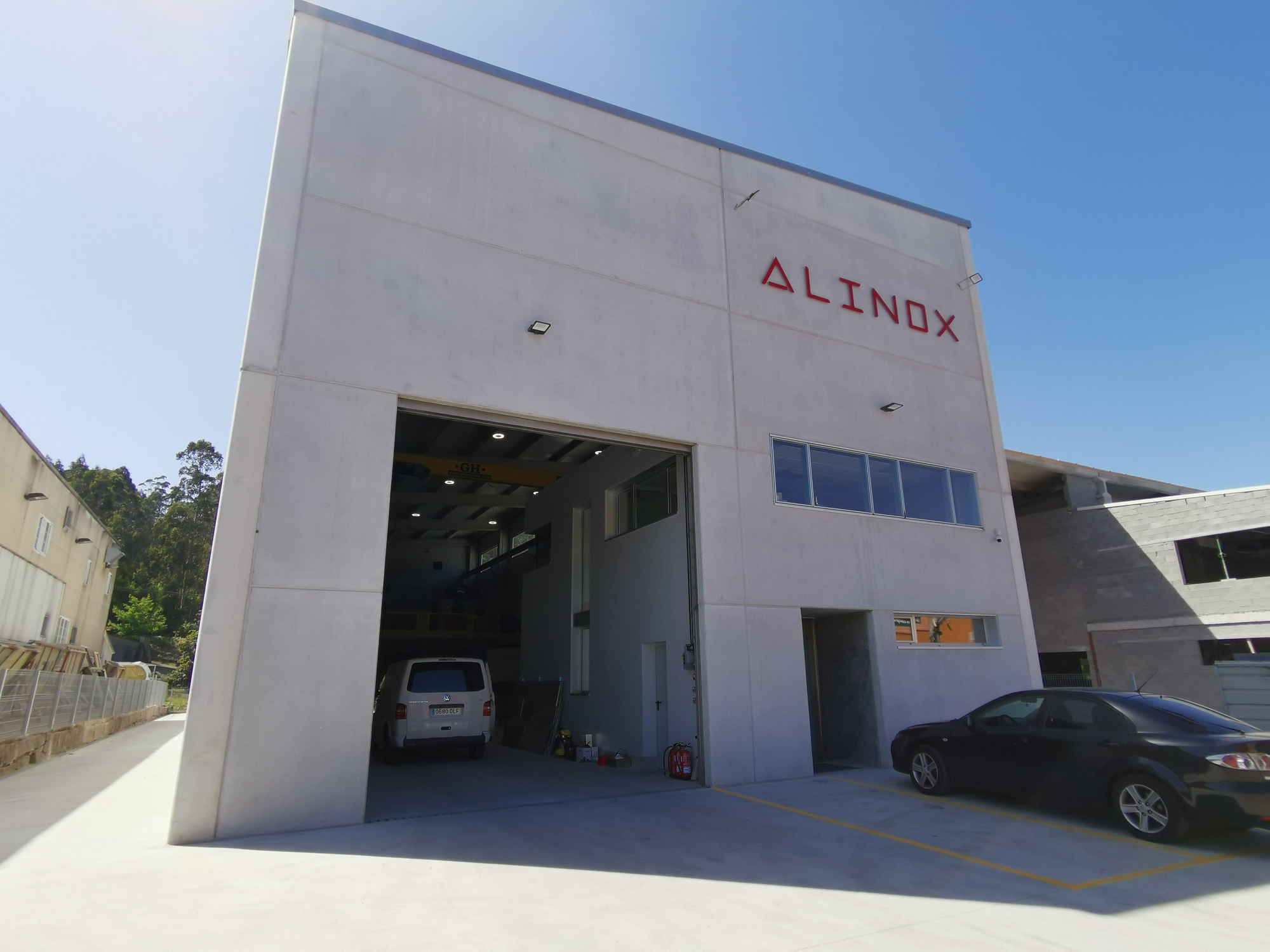 Exterior de la nave de Alinox en Castiñeiras.