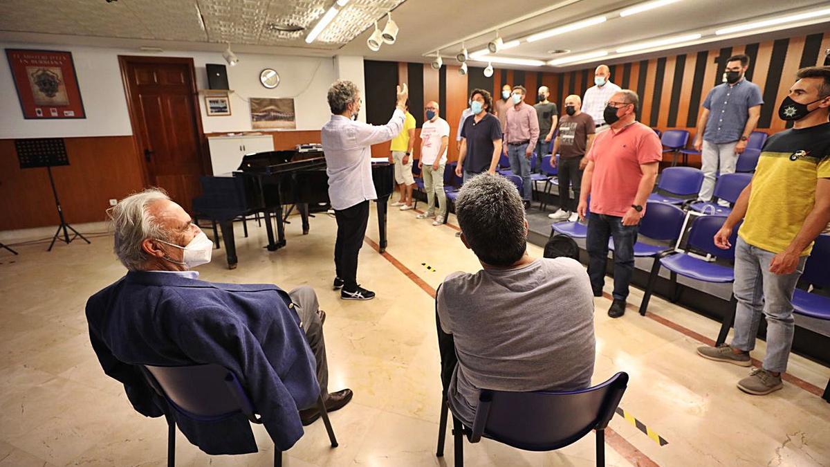 Los responsables del documental observan el ensayo del mestre de Capella y los cantores. | ANTONIO AMORÓS