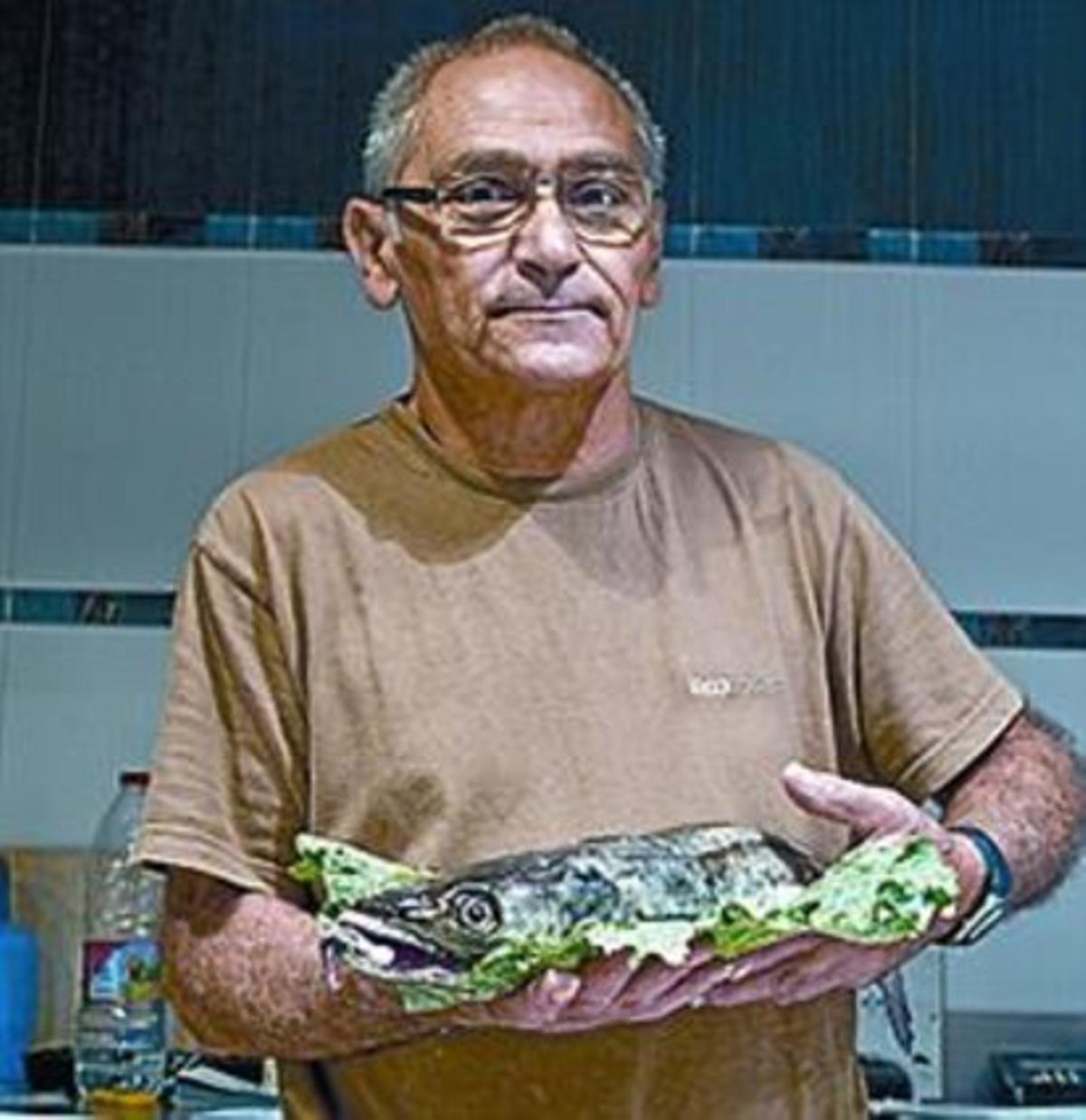 Javier Parera mostra un lluç, l’ingredient principal.