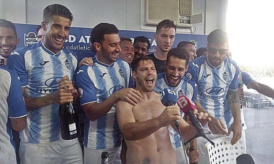 Los jugadores del Atlético Baleares desatan la locura en los festejos  en Son Malferit