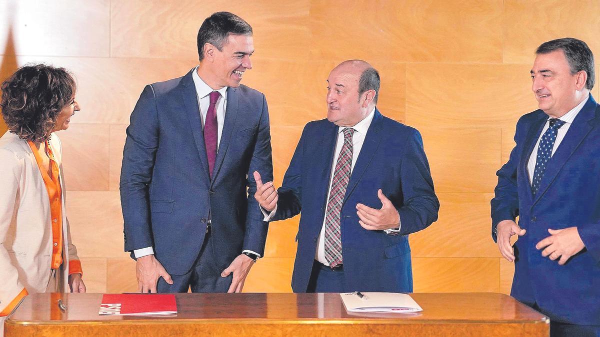 El presidente del Gobierno, Pedro Sánchez, y la vicepresidenta primera, María Jesús Montero, firman el acuerdo de investidura con el líder del PNV, Andoni Ortuzar, y el portavoz en el Congreso, Aitor Esteban.