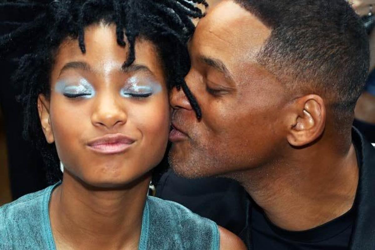 Will Smith le da un beso a su hija Willow, en el desfile de Chanel en París.
