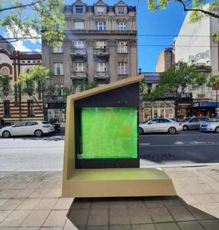 Un dels 'arbres líquids' instal·lats a la via pública /