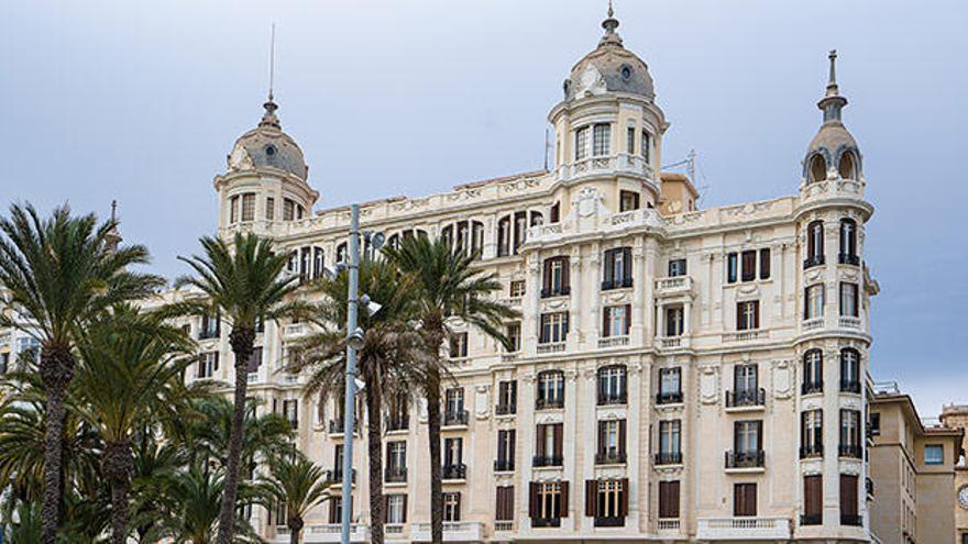 Fachada principal del Edificio Carbonell en la Explanada de España de Alicante.