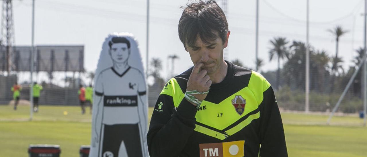 El entrenador del Elche, José Rojo «Pacheta», pensativo el pasado miércoles durante el entrenamiento en el anexo al Martínez Valero.
