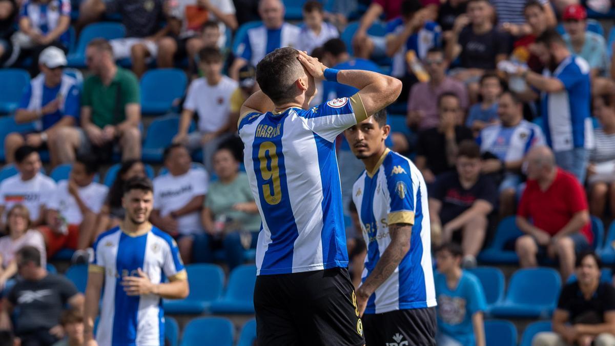 Jack Harper lamenta una ocasión fallada durante un partido en el Rico Pérez.