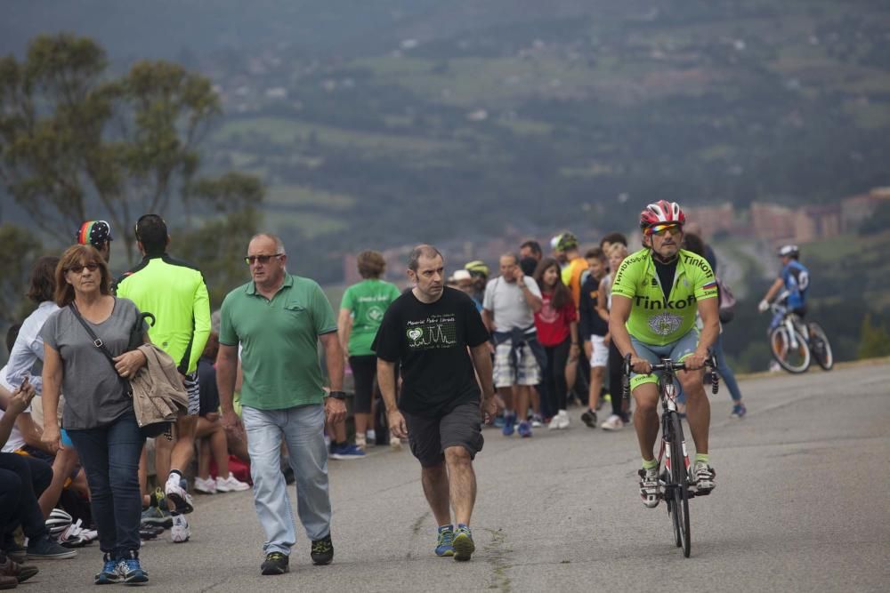 Ambientazo ciclista en el Naranco