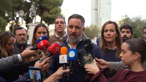 Abascal no presencia el desfile en la tribuna para no blanquear a Sánchez