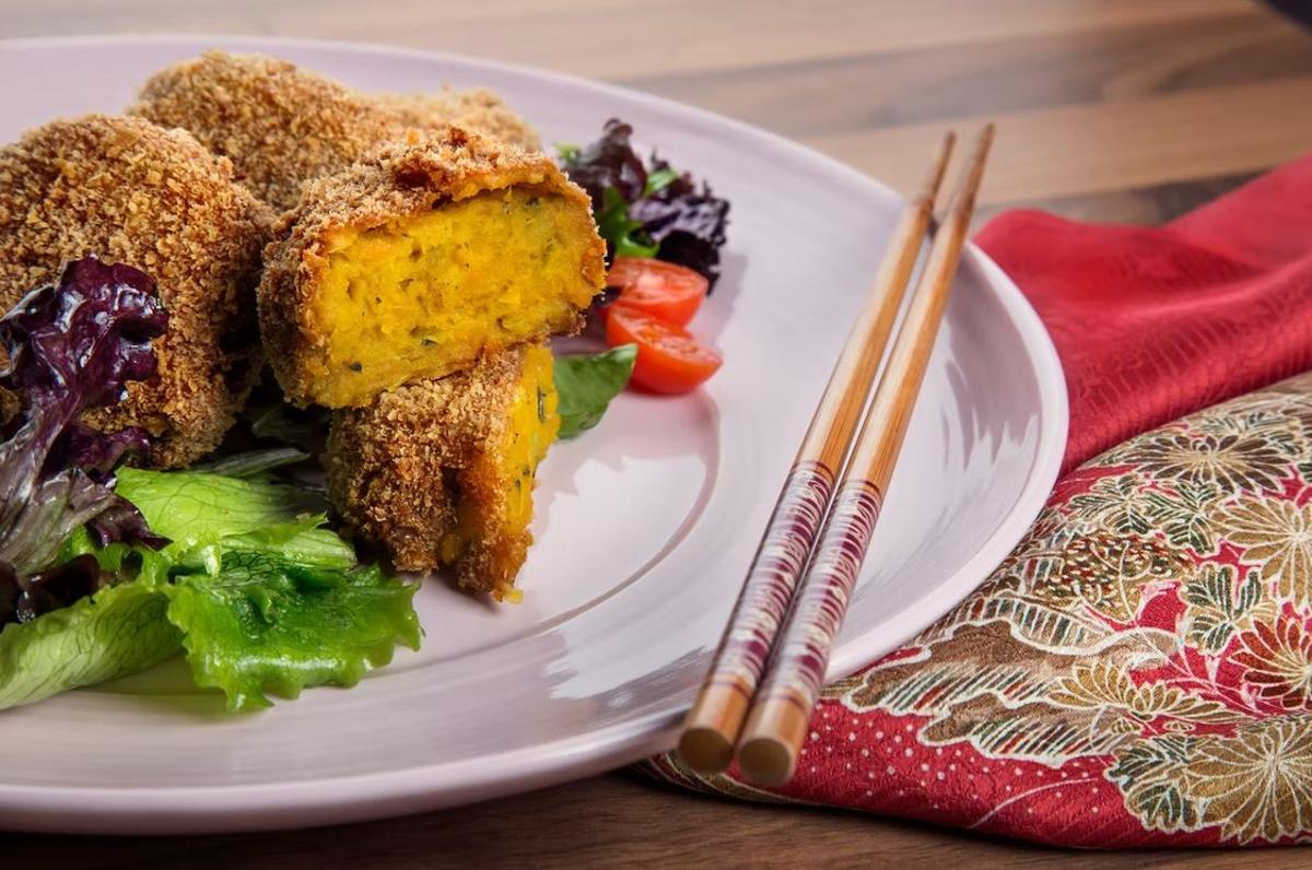 Las Kamboche korokke son croquetas cremosas de calabaza japonesa y puerro pochado a fuego lento, empanadas con crujiente de panko