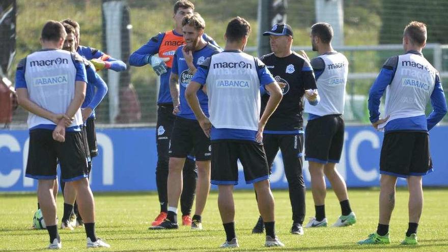 Pepe Mel habla con varios jugadores durante el entrenamiento de ayer.