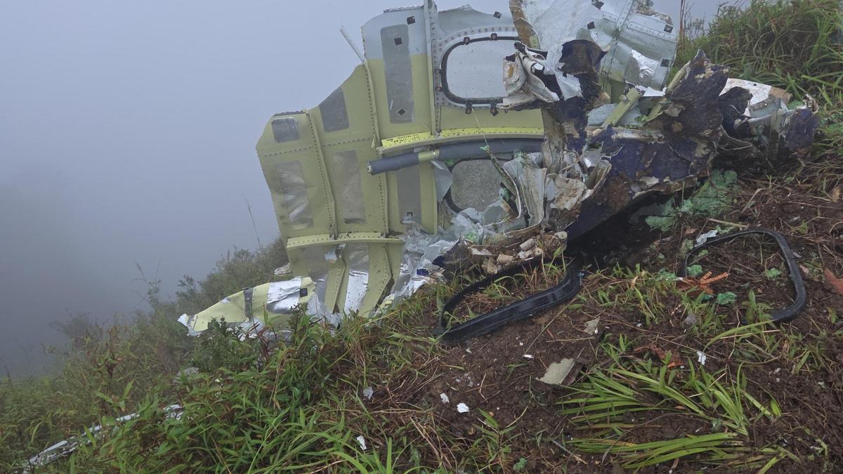 Las autoridades de Indonesia hallan los restos del avión desaparecido el sábado con once personas a bordo