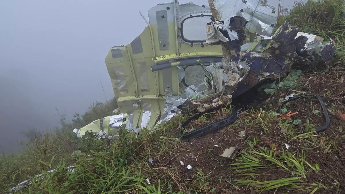 Las autoridades de Indonesia hallan los restos del avión desaparecido el sábado con once personas a bordo