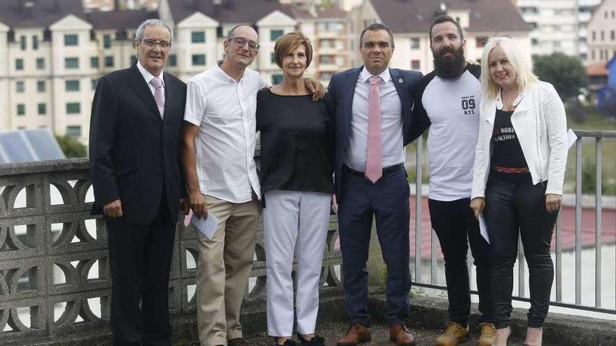 Domingo Díaz, Carlos Barral, Julia Álvarez; el alcalde de Corvera, Iván Fernández; Damián Benigno Jiménez y Sonia Barbosa, antes de la gala.