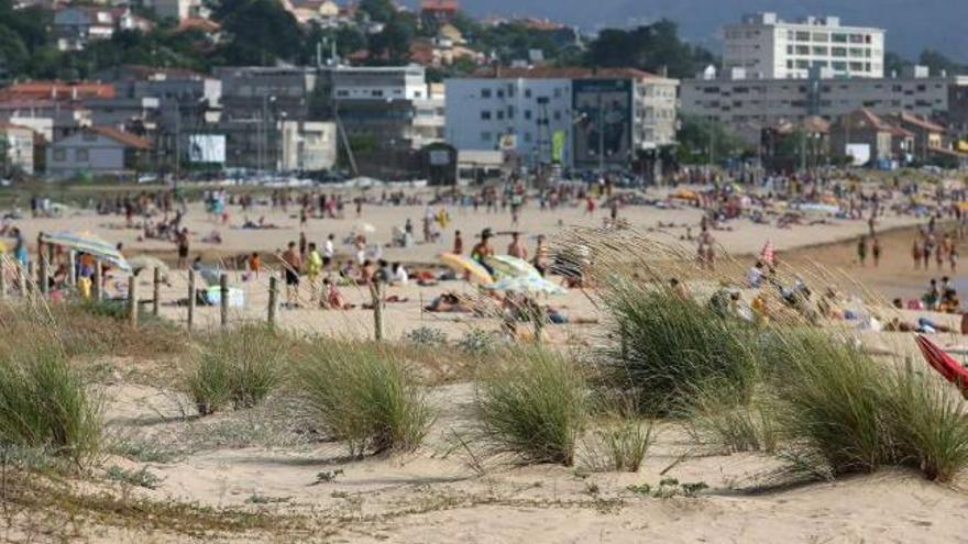 Las dunas de Praia América y Panxón conviven con los bañistas durante el verano.  // Faro