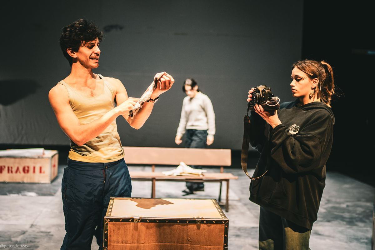 Estudiantes de la ESAD de Málaga durante un ensayo de 'Colectivo 180' que se estrena este jueves.